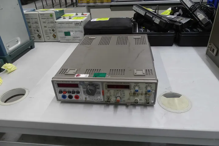 HAMEG Digitalmulitmeter u. Funktionsgenerator Typ: HM 8011-3/HM 8020-1